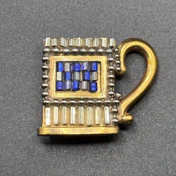 Unusual Blue‎ White Beaded Mug Pin Brooch - Picture 1 of 5